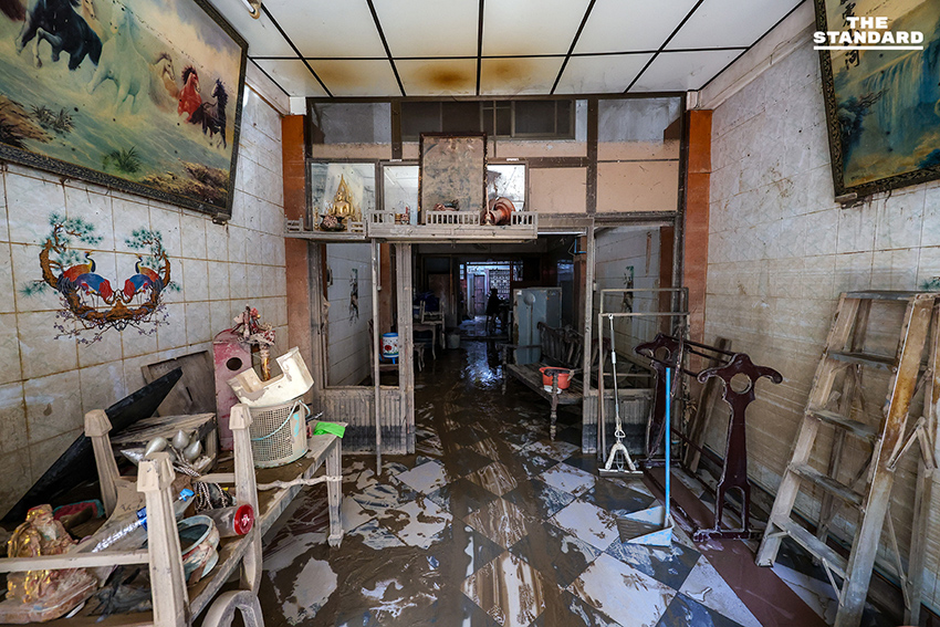 วิกฤตหลังน้ำลดเมืองหาดใหญ่ ชาวบ้านวอน เจ้าหน้าที่กระจายความช่วยเหลือสู่ชุมชนย่อย เลิกเน้นแค่เส้นทางรับแขกบ้านเมือง 4