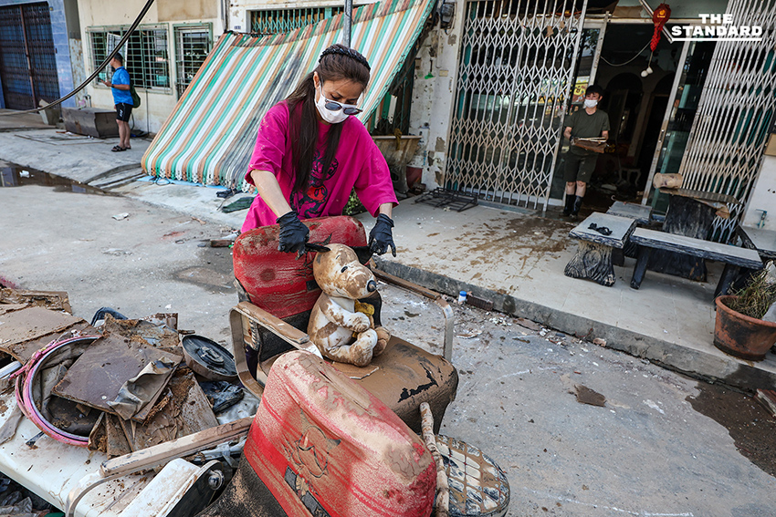 วิกฤตหลังน้ำลดเมืองหาดใหญ่ ชาวบ้านวอน เจ้าหน้าที่กระจายความช่วยเหลือสู่ชุมชนย่อย เลิกเน้นแค่เส้นทางรับแขกบ้านเมือง 6