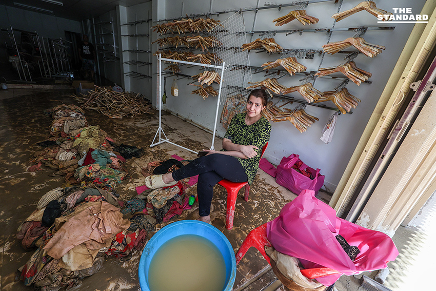 วิกฤตหลังน้ำลดเมืองหาดใหญ่ ชาวบ้านวอน เจ้าหน้าที่กระจายความช่วยเหลือสู่ชุมชนย่อย เลิกเน้นแค่เส้นทางรับแขกบ้านเมือง 8