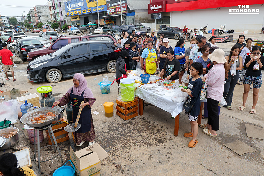 หาดใหญ่ เริ่มฟื้นฟู ต่อคิวซื้อเหนียวไก่ - ชาไทย หลังน้ำลด ภารกิจหลักก่อนล้างบ้าน 1