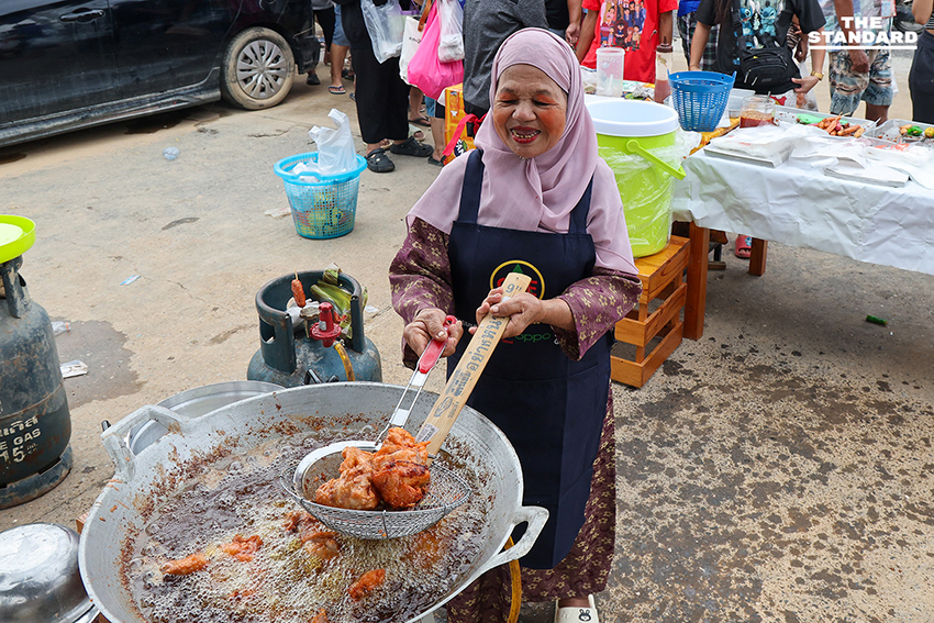 หาดใหญ่ เริ่มฟื้นฟู ต่อคิวซื้อเหนียวไก่ - ชาไทย หลังน้ำลด ภารกิจหลักก่อนล้างบ้าน 2