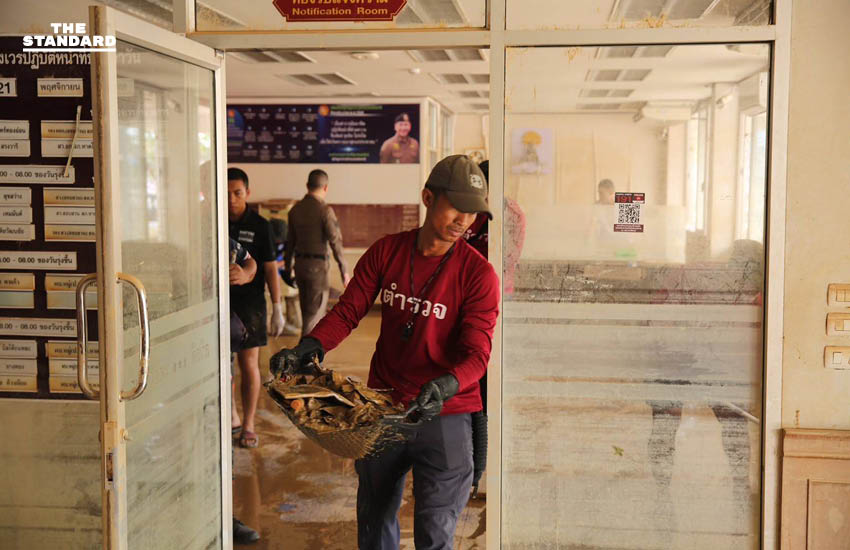 เร่งกู้ โรงพัก สภ.หาดใหญ่ พบ เสียหายหนัก หลังน้ำลด ผบช.ภ.9 ยัน ตำรวจ พร้อมดูแล ประชาชน 100% 5