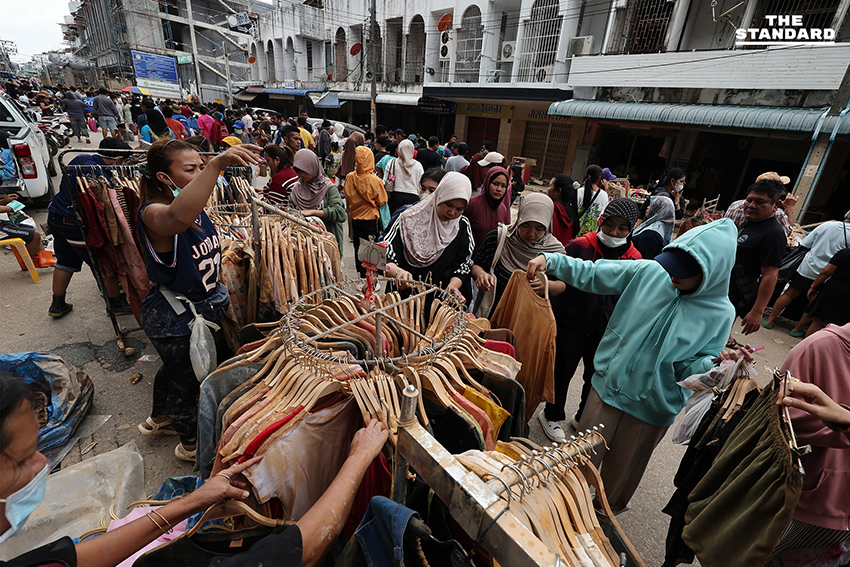 พ่อค้า-แม่ค้าหาดใหญ่ เทกระจาดสินค้าจมน้ำ ลดกระหน่ำ 80% ชาวบ้าน-นักท่องเที่ยวแห่อุดหนุน แน่นตลาด 1