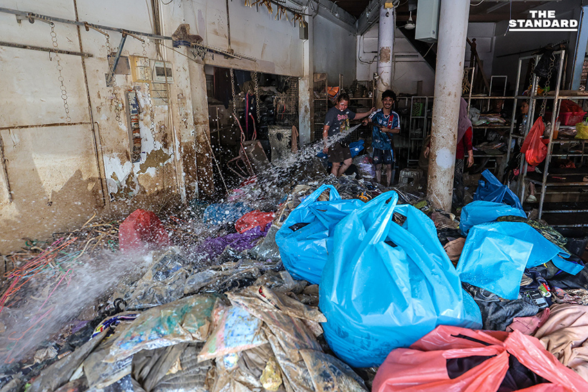 พ่อค้า-แม่ค้าหาดใหญ่ เทกระจาดสินค้าจมน้ำ ลดกระหน่ำ 80% ชาวบ้าน-นักท่องเที่ยวแห่อุดหนุน แน่นตลาด 10