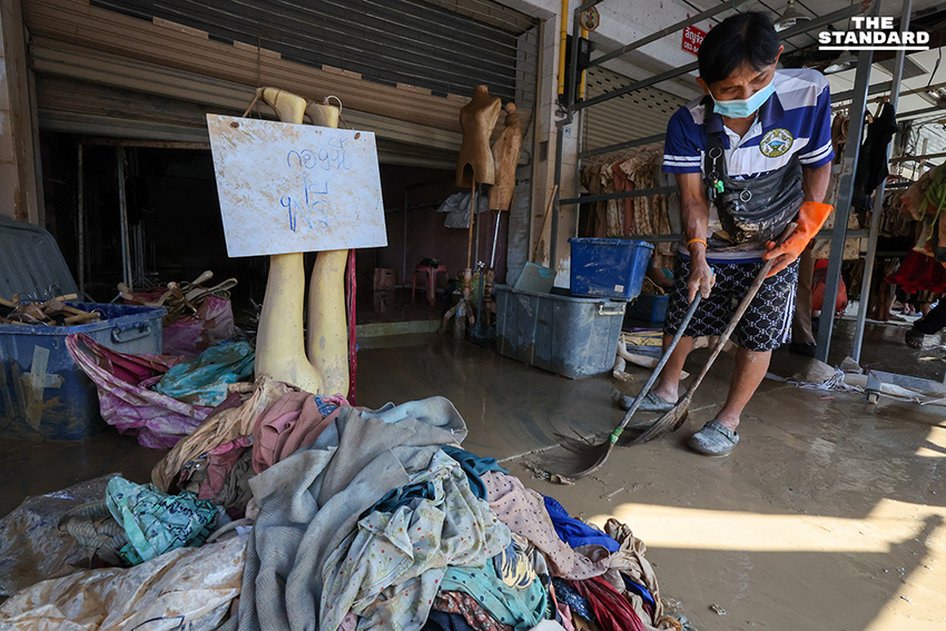 พ่อค้า-แม่ค้าหาดใหญ่ เทกระจาดสินค้าจมน้ำ ลดกระหน่ำ 80% ชาวบ้าน-นักท่องเที่ยวแห่อุดหนุน แน่นตลาด 11