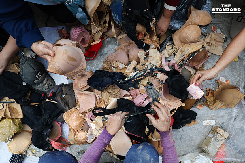 พ่อค้า-แม่ค้าหาดใหญ่ เทกระจาดสินค้าจมน้ำ ลดกระหน่ำ 80% ชาวบ้าน-นักท่องเที่ยวแห่อุดหนุน แน่นตลาด 12