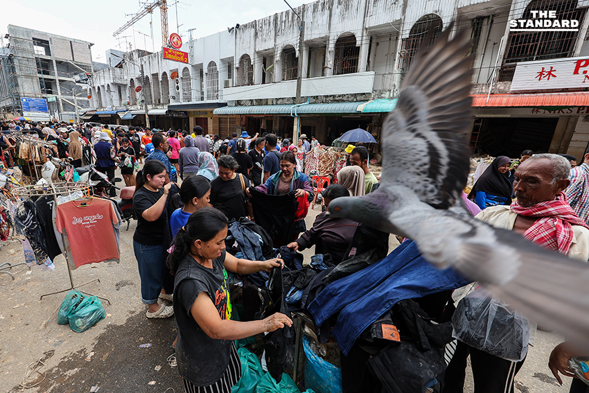 พ่อค้า-แม่ค้าหาดใหญ่ เทกระจาดสินค้าจมน้ำ ลดกระหน่ำ 80% ชาวบ้าน-นักท่องเที่ยวแห่อุดหนุน แน่นตลาด 13