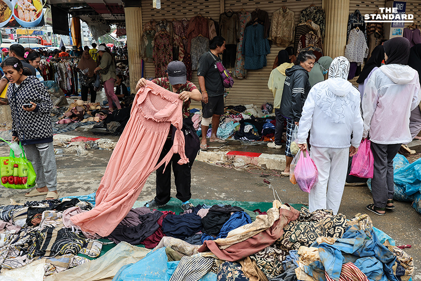 พ่อค้า-แม่ค้าหาดใหญ่ เทกระจาดสินค้าจมน้ำ ลดกระหน่ำ 80% ชาวบ้าน-นักท่องเที่ยวแห่อุดหนุน แน่นตลาด 14