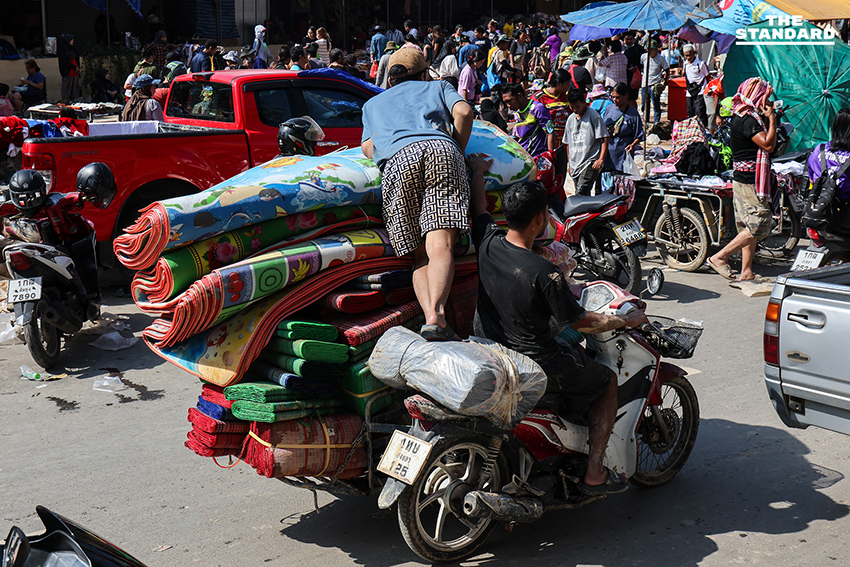 พ่อค้า-แม่ค้าหาดใหญ่ เทกระจาดสินค้าจมน้ำ ลดกระหน่ำ 80% ชาวบ้าน-นักท่องเที่ยวแห่อุดหนุน แน่นตลาด 15