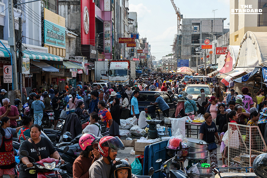 พ่อค้า-แม่ค้าหาดใหญ่ เทกระจาดสินค้าจมน้ำ ลดกระหน่ำ 80% ชาวบ้าน-นักท่องเที่ยวแห่อุดหนุน แน่นตลาด 16