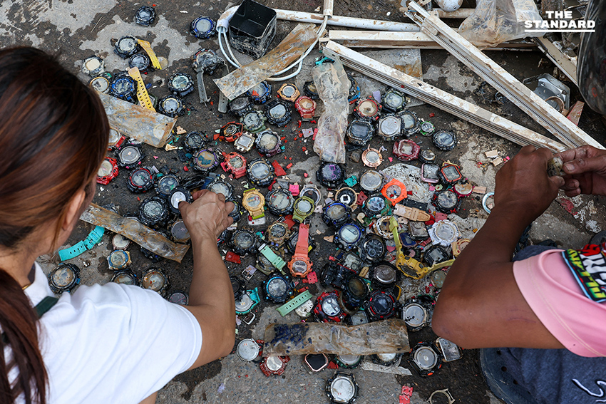 พ่อค้า-แม่ค้าหาดใหญ่ เทกระจาดสินค้าจมน้ำ ลดกระหน่ำ 80% ชาวบ้าน-นักท่องเที่ยวแห่อุดหนุน แน่นตลาด 2