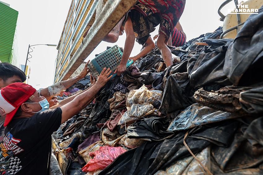 พ่อค้า-แม่ค้าหาดใหญ่ เทกระจาดสินค้าจมน้ำ ลดกระหน่ำ 80% ชาวบ้าน-นักท่องเที่ยวแห่อุดหนุน แน่นตลาด 3