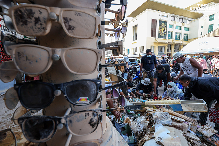 พ่อค้า-แม่ค้าหาดใหญ่ เทกระจาดสินค้าจมน้ำ ลดกระหน่ำ 80% ชาวบ้าน-นักท่องเที่ยวแห่อุดหนุน แน่นตลาด 4