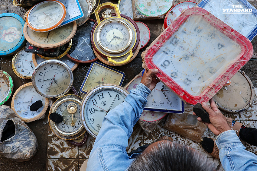 พ่อค้า-แม่ค้าหาดใหญ่ เทกระจาดสินค้าจมน้ำ ลดกระหน่ำ 80% ชาวบ้าน-นักท่องเที่ยวแห่อุดหนุน แน่นตลาด 5