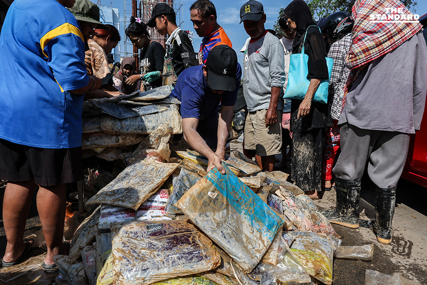 พ่อค้า-แม่ค้าหาดใหญ่ เทกระจาดสินค้าจมน้ำ ลดกระหน่ำ 80% ชาวบ้าน-นักท่องเที่ยวแห่อุดหนุน แน่นตลาด 6