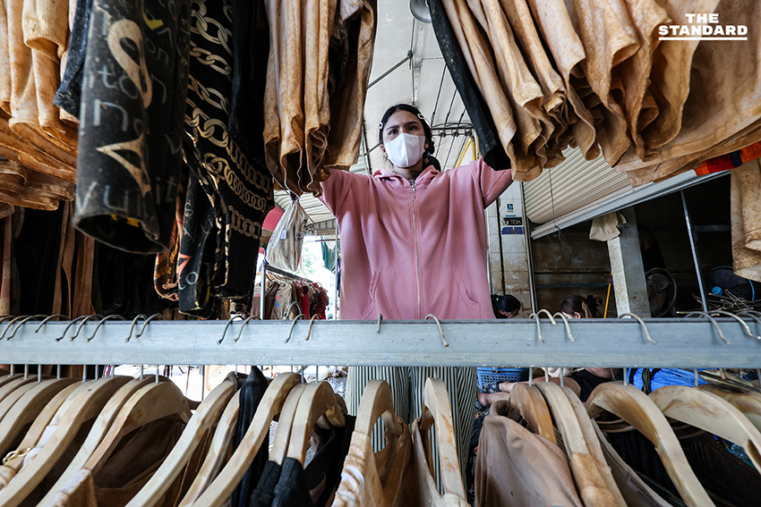 พ่อค้า-แม่ค้าหาดใหญ่ เทกระจาดสินค้าจมน้ำ ลดกระหน่ำ 80% ชาวบ้าน-นักท่องเที่ยวแห่อุดหนุน แน่นตลาด 7