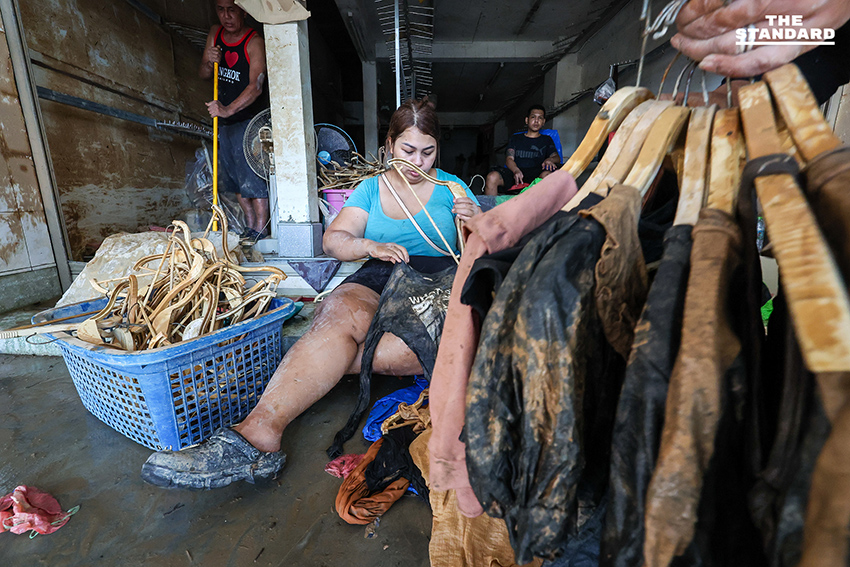 พ่อค้า-แม่ค้าหาดใหญ่ เทกระจาดสินค้าจมน้ำ ลดกระหน่ำ 80% ชาวบ้าน-นักท่องเที่ยวแห่อุดหนุน แน่นตลาด 8