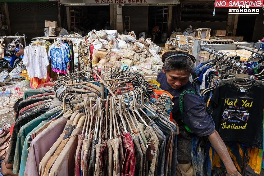 พ่อค้า-แม่ค้าหาดใหญ่ เทกระจาดสินค้าจมน้ำ ลดกระหน่ำ 80% ชาวบ้าน-นักท่องเที่ยวแห่อุดหนุน แน่นตลาด 9