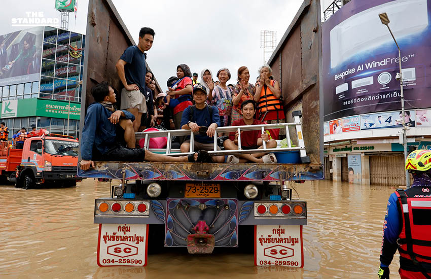 น้ำลด หาดใหญ่ เริ่มฟื้นตัวทีละน้อย ชาวบ้านกลับเข้าสำรวจความเสียหาย เร่งทำความสะอาดบ้าน หลังวิกฤตน้ำท่วมคลี่คลายบางส่วน 1