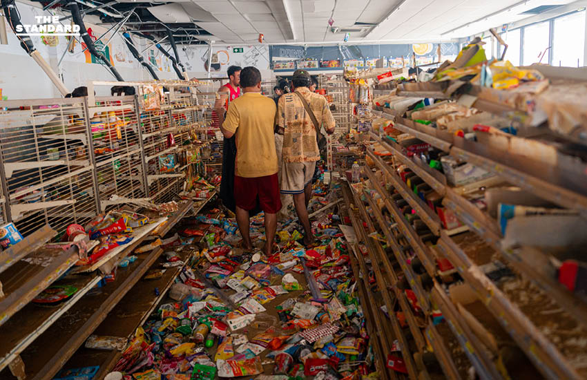 น้ำลด หาดใหญ่ เริ่มฟื้นตัวทีละน้อย ชาวบ้านกลับเข้าสำรวจความเสียหาย เร่งทำความสะอาดบ้าน หลังวิกฤตน้ำท่วมคลี่คลายบางส่วน 2