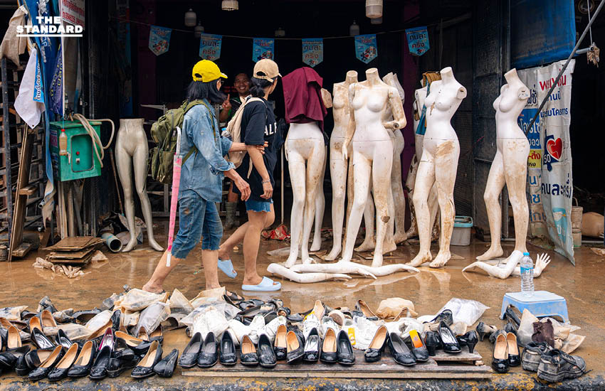 น้ำลด หาดใหญ่ เริ่มฟื้นตัวทีละน้อย ชาวบ้านกลับเข้าสำรวจความเสียหาย เร่งทำความสะอาดบ้าน หลังวิกฤตน้ำท่วมคลี่คลายบางส่วน 3