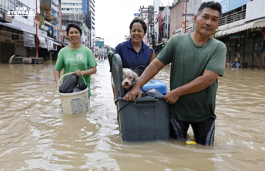 น้ำลด หาดใหญ่ เริ่มฟื้นตัวทีละน้อย ชาวบ้านกลับเข้าสำรวจความเสียหาย เร่งทำความสะอาดบ้าน หลังวิกฤตน้ำท่วมคลี่คลายบางส่วน 4