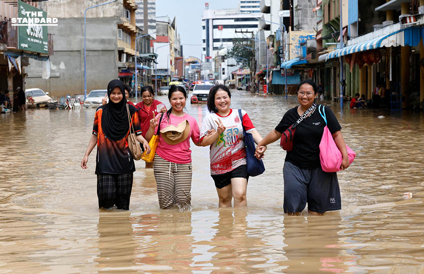 น้ำลด หาดใหญ่ เริ่มฟื้นตัวทีละน้อย ชาวบ้านกลับเข้าสำรวจความเสียหาย เร่งทำความสะอาดบ้าน หลังวิกฤตน้ำท่วมคลี่คลายบางส่วน 5