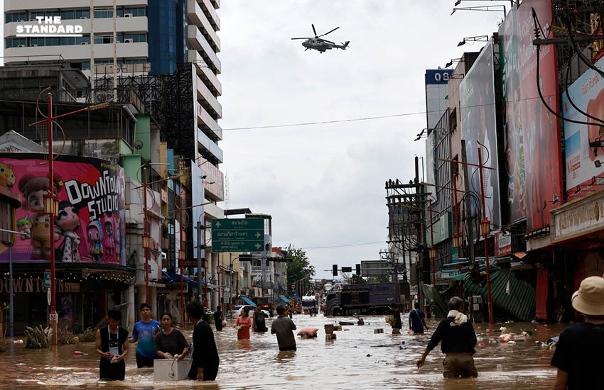 น้ำลด หาดใหญ่ เริ่มฟื้นตัวทีละน้อย ชาวบ้านกลับเข้าสำรวจความเสียหาย เร่งทำความสะอาดบ้าน หลังวิกฤตน้ำท่วมคลี่คลายบางส่วน 6