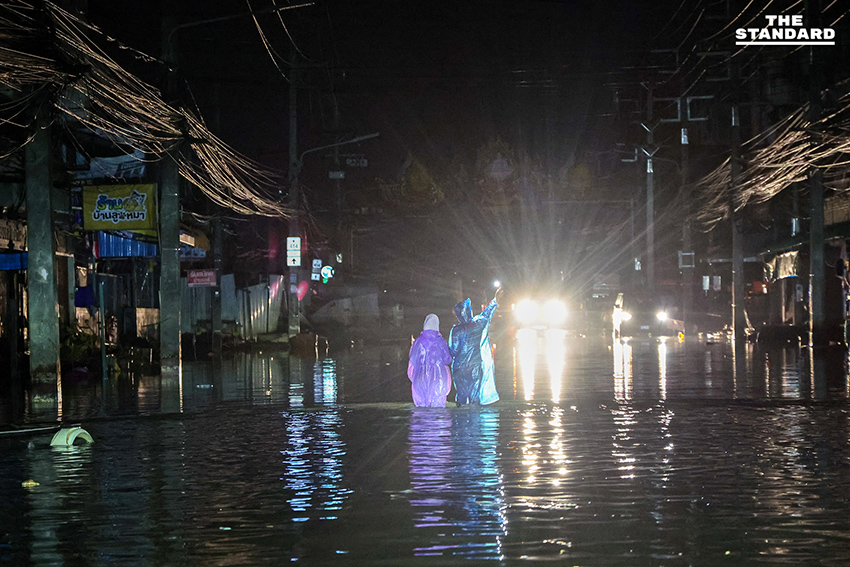 ประมวลภาพคืนแรกน้ำท่วม หาดใหญ่ลดระดับ เผยความเสียหาย ขณะที่บางจุดยังวิกฤตท่วมสูง 2 เมตร 1