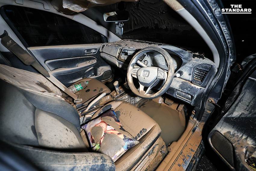 ประมวลภาพคืนแรกน้ำท่วม หาดใหญ่ลดระดับ เผยความเสียหาย ขณะที่บางจุดยังวิกฤตท่วมสูง 2 เมตร 11