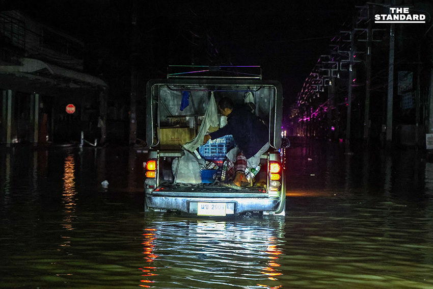 ประมวลภาพคืนแรกน้ำท่วม หาดใหญ่ลดระดับ เผยความเสียหาย ขณะที่บางจุดยังวิกฤตท่วมสูง 2 เมตร 13