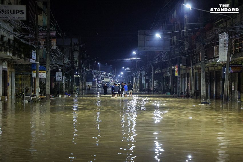 ประมวลภาพคืนแรกน้ำท่วม หาดใหญ่ลดระดับ เผยความเสียหาย ขณะที่บางจุดยังวิกฤตท่วมสูง 2 เมตร 14