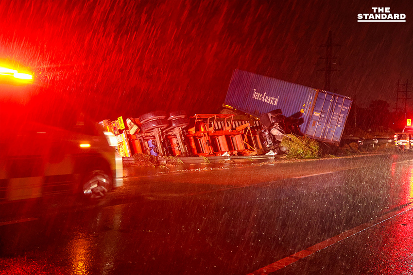 ประมวลภาพคืนแรกน้ำท่วม หาดใหญ่ลดระดับ เผยความเสียหาย ขณะที่บางจุดยังวิกฤตท่วมสูง 2 เมตร 16