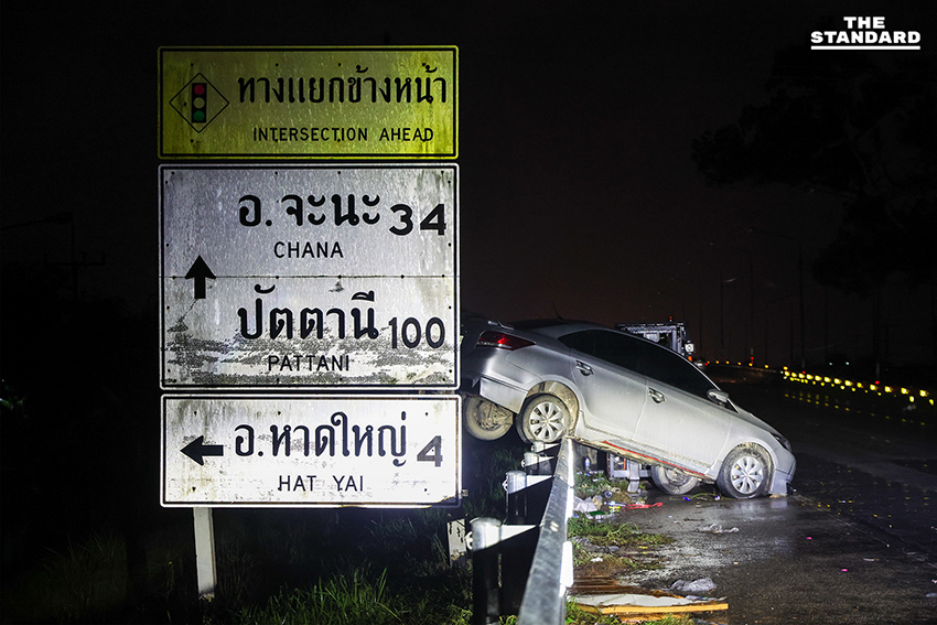 ประมวลภาพคืนแรกน้ำท่วม หาดใหญ่ลดระดับ เผยความเสียหาย ขณะที่บางจุดยังวิกฤตท่วมสูง 2 เมตร 17