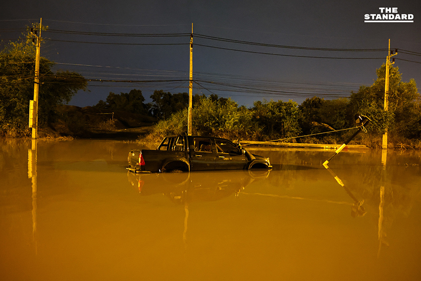 ประมวลภาพคืนแรกน้ำท่วม หาดใหญ่ลดระดับ เผยความเสียหาย ขณะที่บางจุดยังวิกฤตท่วมสูง 2 เมตร 18