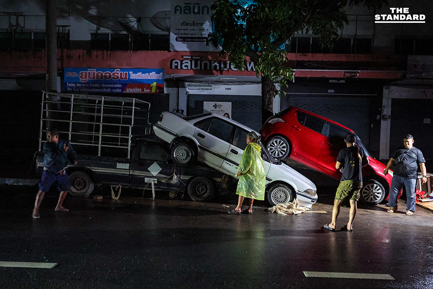 ประมวลภาพคืนแรกน้ำท่วม หาดใหญ่ลดระดับ เผยความเสียหาย ขณะที่บางจุดยังวิกฤตท่วมสูง 2 เมตร 3