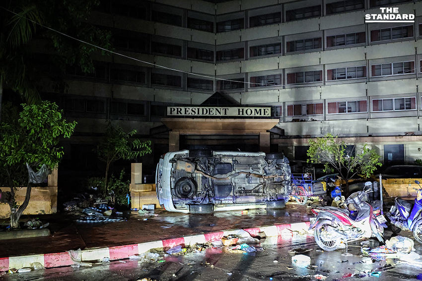 ประมวลภาพคืนแรกน้ำท่วม หาดใหญ่ลดระดับ เผยความเสียหาย ขณะที่บางจุดยังวิกฤตท่วมสูง 2 เมตร 4