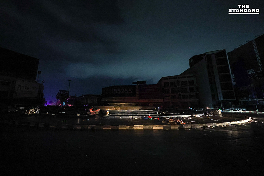 ประมวลภาพคืนแรกน้ำท่วม หาดใหญ่ลดระดับ เผยความเสียหาย ขณะที่บางจุดยังวิกฤตท่วมสูง 2 เมตร 7