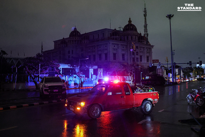 ประมวลภาพคืนแรกน้ำท่วม หาดใหญ่ลดระดับ เผยความเสียหาย ขณะที่บางจุดยังวิกฤตท่วมสูง 2 เมตร 8