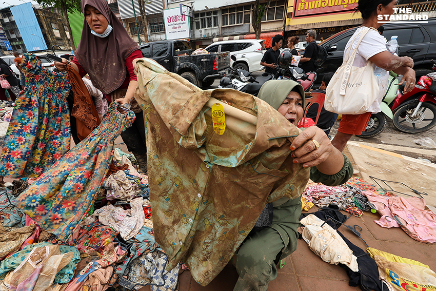 ‘เสื้อ 5 บาท รองเท้า 3 คู่ 100 บาท’ สำรวจตลาดพลาซ่าหาดใหญ่ หลังน้ำลด แม่ค้าจำใจเทขายสินค้าเจอโจรงัดร้านซ้ำเติมวิกฤต 1