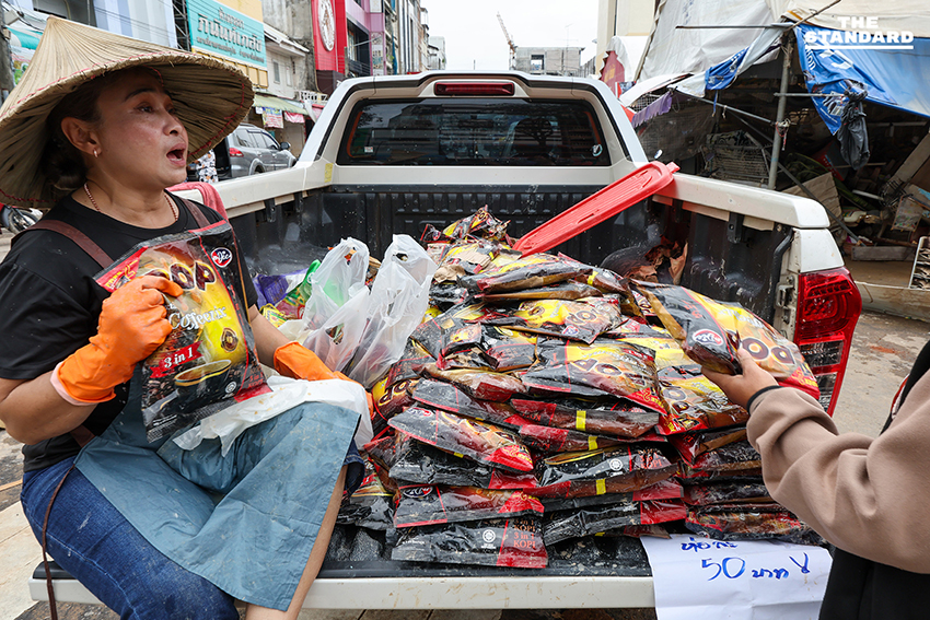 ‘เสื้อ 5 บาท รองเท้า 3 คู่ 100 บาท’ สำรวจตลาดพลาซ่าหาดใหญ่ หลังน้ำลด แม่ค้าจำใจเทขายสินค้าเจอโจรงัดร้านซ้ำเติมวิกฤต 10