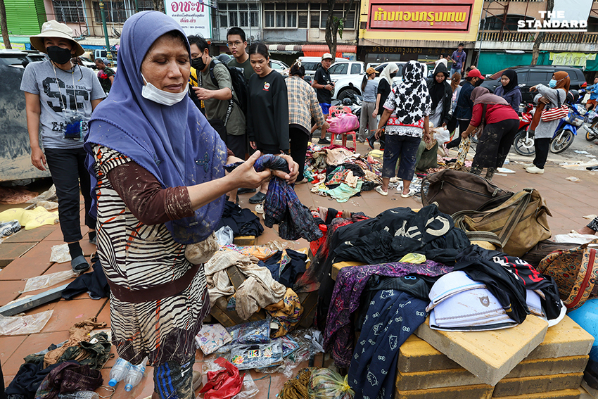 ‘เสื้อ 5 บาท รองเท้า 3 คู่ 100 บาท’ สำรวจตลาดพลาซ่าหาดใหญ่ หลังน้ำลด แม่ค้าจำใจเทขายสินค้าเจอโจรงัดร้านซ้ำเติมวิกฤต 11