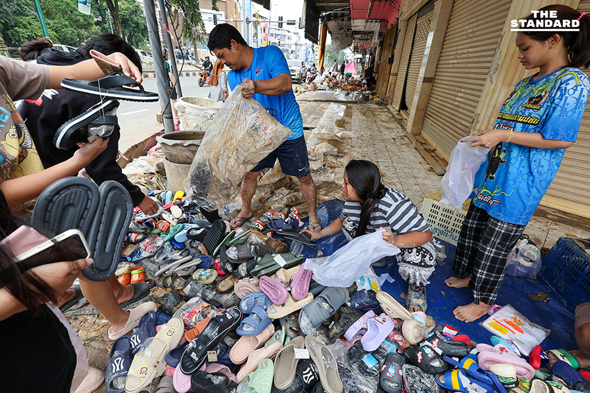 ‘เสื้อ 5 บาท รองเท้า 3 คู่ 100 บาท’ สำรวจตลาดพลาซ่าหาดใหญ่ หลังน้ำลด แม่ค้าจำใจเทขายสินค้าเจอโจรงัดร้านซ้ำเติมวิกฤต 12
