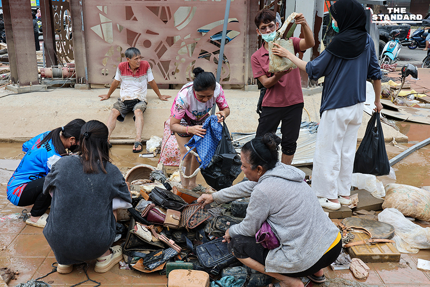‘เสื้อ 5 บาท รองเท้า 3 คู่ 100 บาท’ สำรวจตลาดพลาซ่าหาดใหญ่ หลังน้ำลด แม่ค้าจำใจเทขายสินค้าเจอโจรงัดร้านซ้ำเติมวิกฤต 2