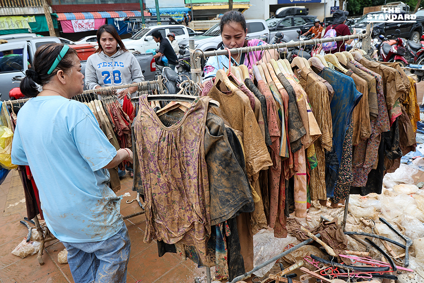 ‘เสื้อ 5 บาท รองเท้า 3 คู่ 100 บาท’ สำรวจตลาดพลาซ่าหาดใหญ่ หลังน้ำลด แม่ค้าจำใจเทขายสินค้าเจอโจรงัดร้านซ้ำเติมวิกฤต 3