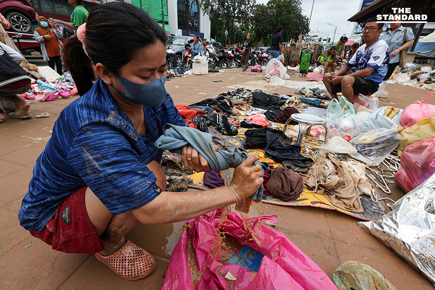 ‘เสื้อ 5 บาท รองเท้า 3 คู่ 100 บาท’ สำรวจตลาดพลาซ่าหาดใหญ่ หลังน้ำลด แม่ค้าจำใจเทขายสินค้าเจอโจรงัดร้านซ้ำเติมวิกฤต 4