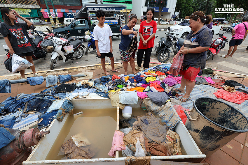 ‘เสื้อ 5 บาท รองเท้า 3 คู่ 100 บาท’ สำรวจตลาดพลาซ่าหาดใหญ่ หลังน้ำลด แม่ค้าจำใจเทขายสินค้าเจอโจรงัดร้านซ้ำเติมวิกฤต 5