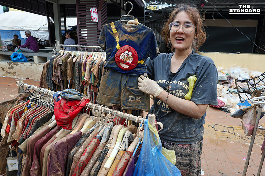 ‘เสื้อ 5 บาท รองเท้า 3 คู่ 100 บาท’ สำรวจตลาดพลาซ่าหาดใหญ่ หลังน้ำลด แม่ค้าจำใจเทขายสินค้าเจอโจรงัดร้านซ้ำเติมวิกฤต 6