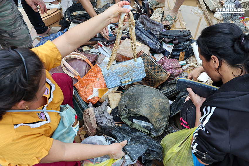 ‘เสื้อ 5 บาท รองเท้า 3 คู่ 100 บาท’ สำรวจตลาดพลาซ่าหาดใหญ่ หลังน้ำลด แม่ค้าจำใจเทขายสินค้าเจอโจรงัดร้านซ้ำเติมวิกฤต 7