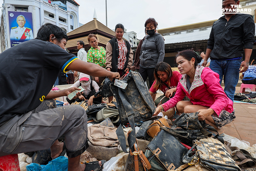 ‘เสื้อ 5 บาท รองเท้า 3 คู่ 100 บาท’ สำรวจตลาดพลาซ่าหาดใหญ่ หลังน้ำลด แม่ค้าจำใจเทขายสินค้าเจอโจรงัดร้านซ้ำเติมวิกฤต 8